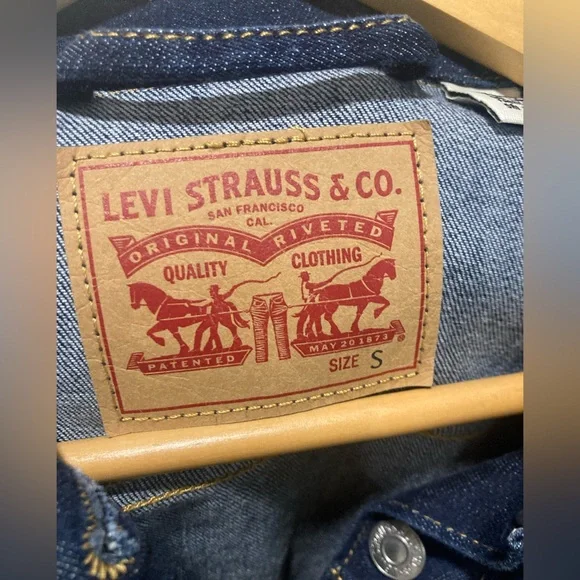 Levi’s dark wash size small Jean jacket - Picture 4 of 10